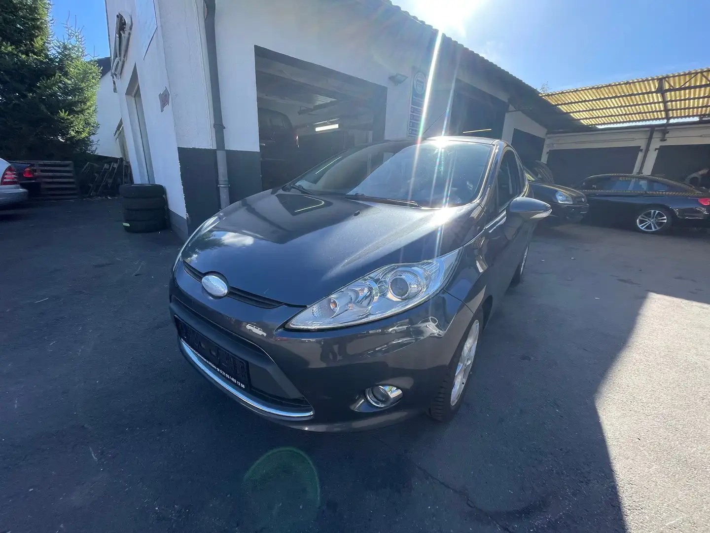 Ford Fiesta Titanium*1,2I+KLIMA* Grau - 1
