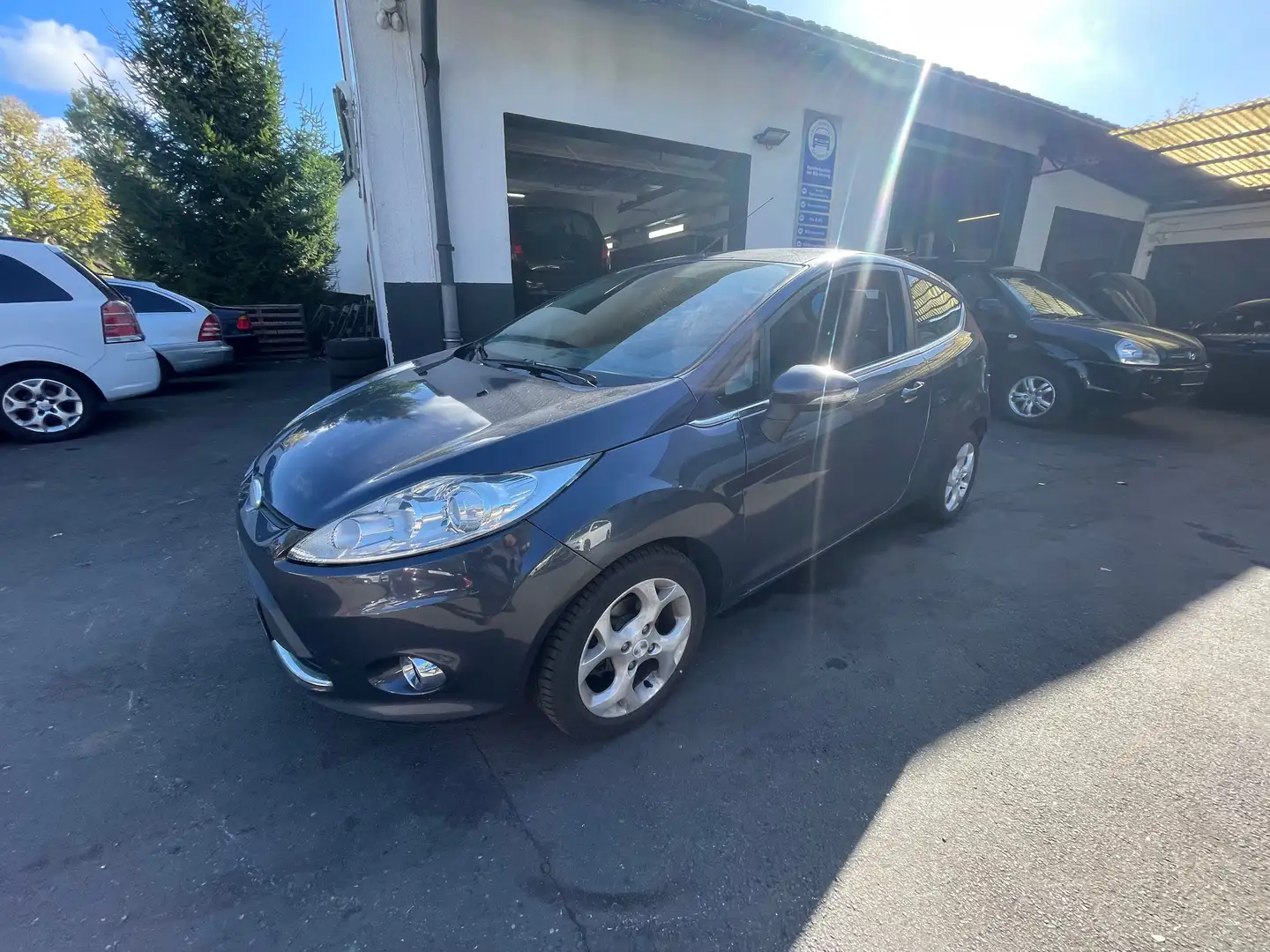Ford Fiesta Titanium*1,2I+KLIMA* Grau - 2