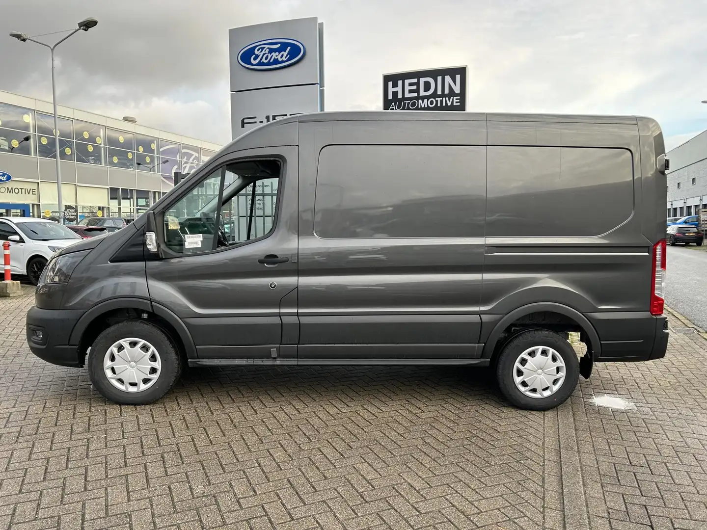 Ford E-Transit 350 L2H2 Trend 68 kWh Voordeel € 9616,- 8 jaar gar - 2