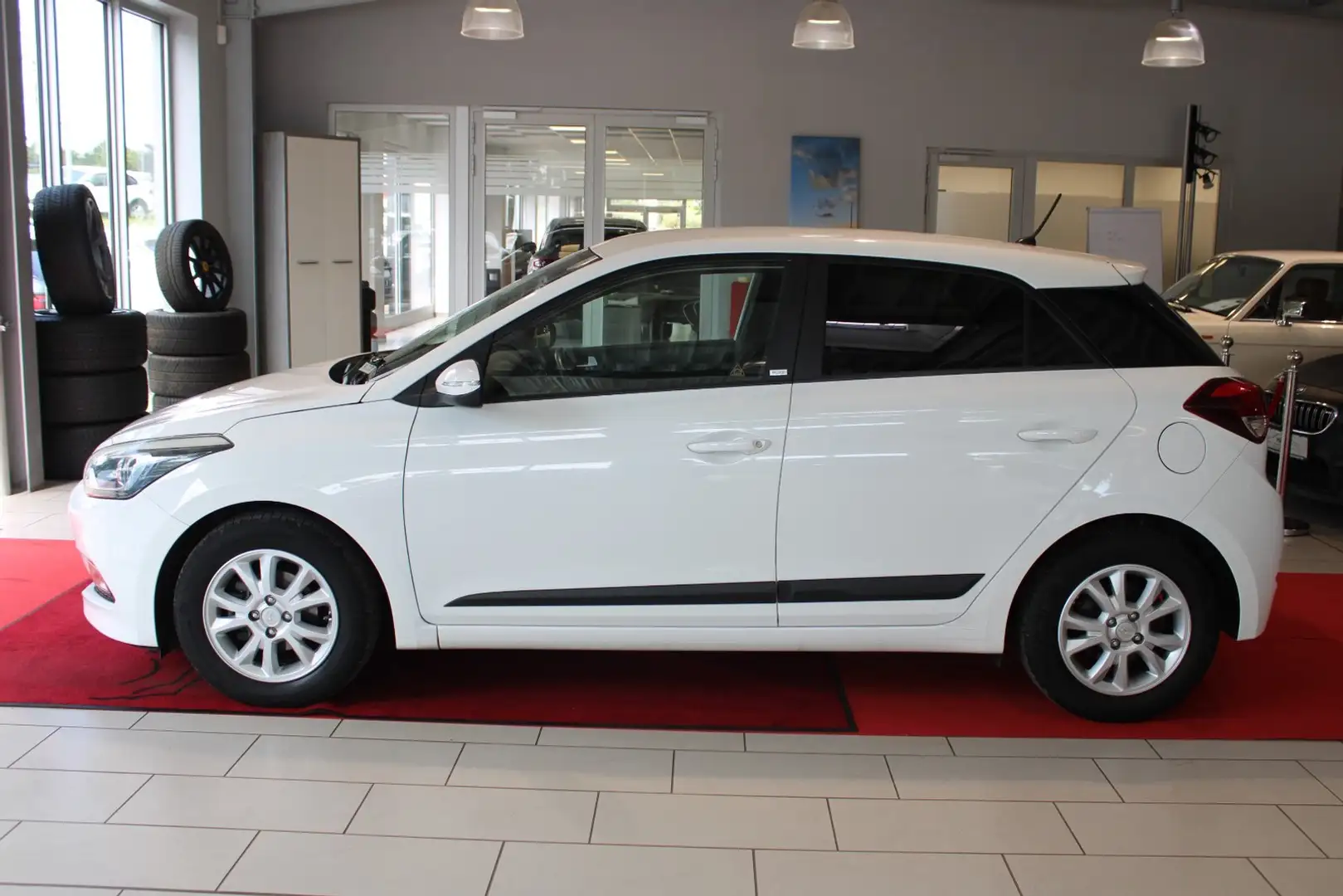 Hyundai i20 Passion *TÜV-NEU/SITZHEIZ/PDC* Weiß - 2