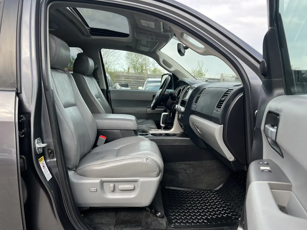 Toyota Sequoia снимка Toyota Sequoia