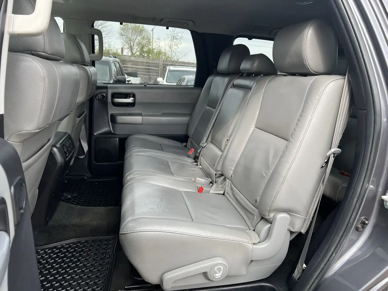 Toyota Sequoia снимка Toyota Sequoia