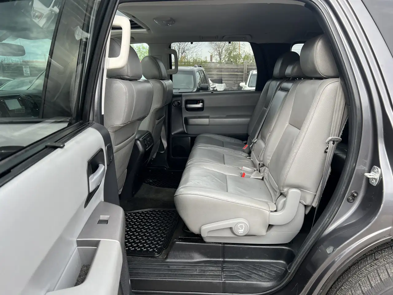 Toyota Sequoia снимка Toyota Sequoia