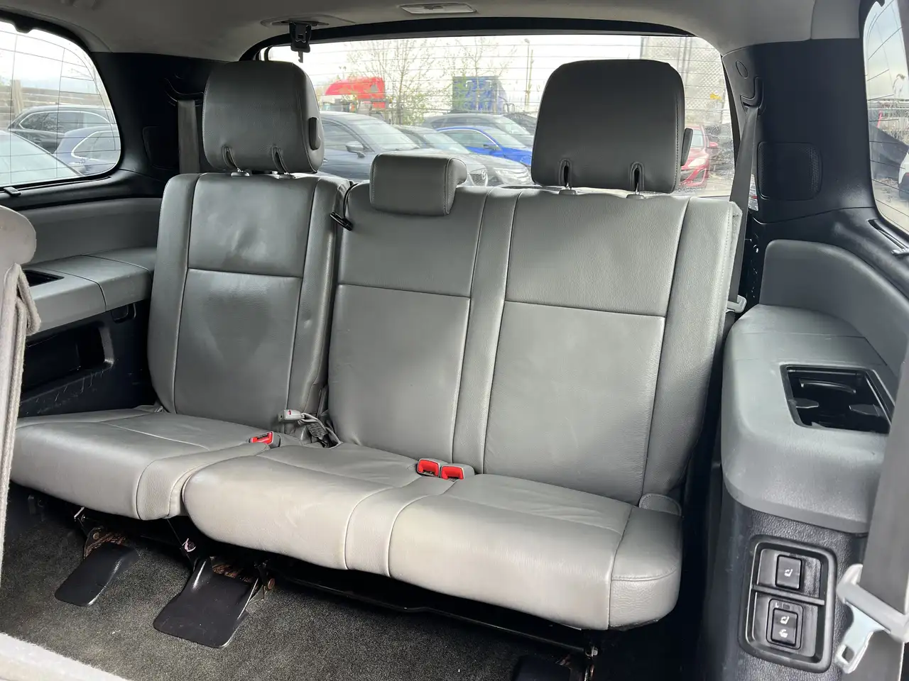 Toyota Sequoia снимка Toyota Sequoia