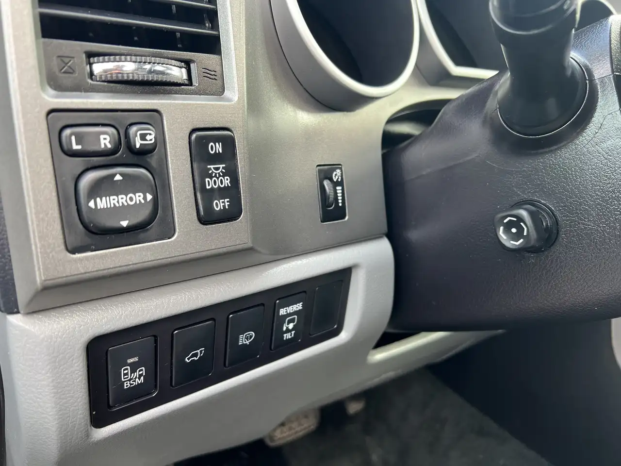 Toyota Sequoia снимка Toyota Sequoia