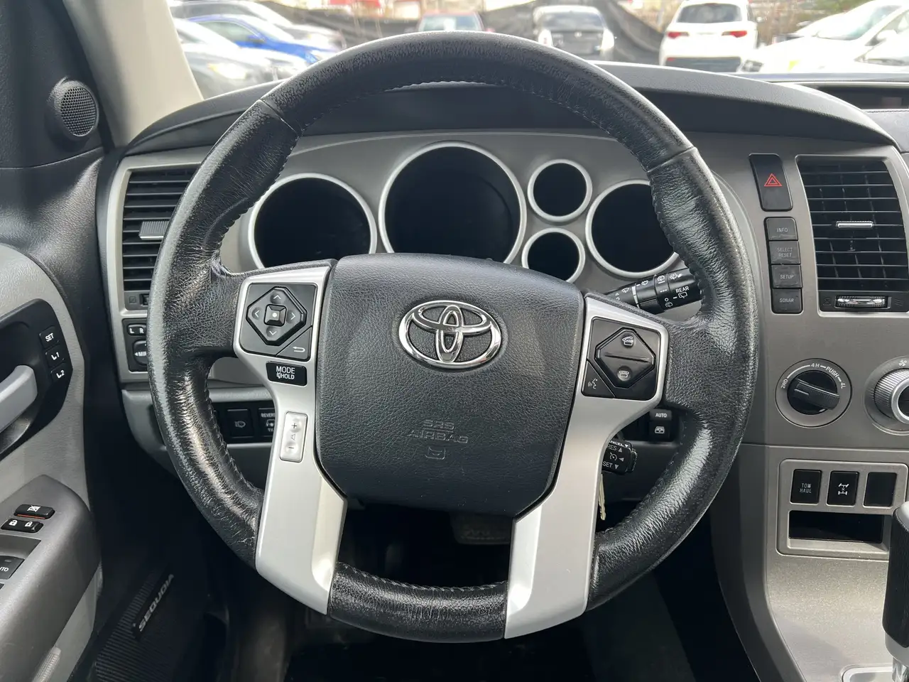Toyota Sequoia снимка Toyota Sequoia