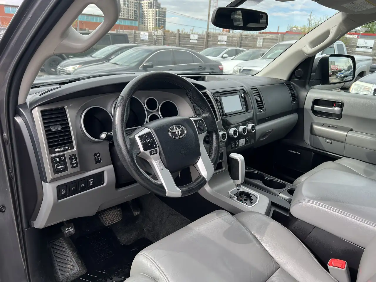 Toyota Sequoia снимка Toyota Sequoia