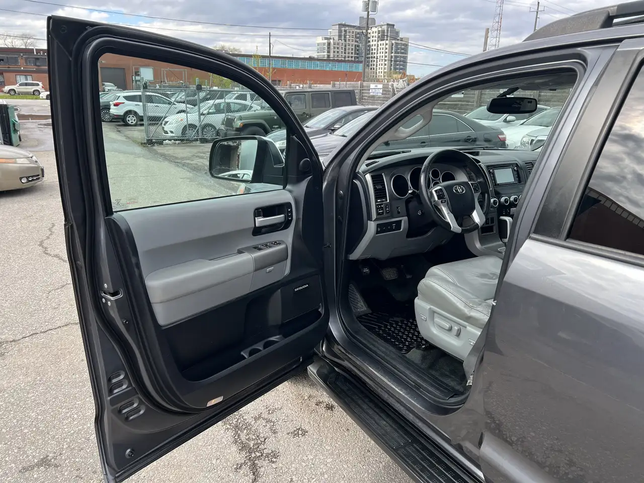 Toyota Sequoia снимка Toyota Sequoia
