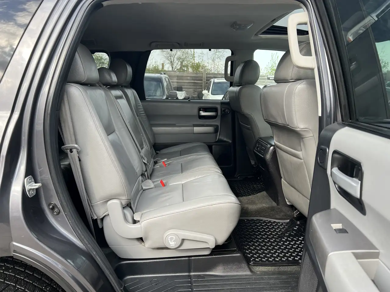 Toyota Sequoia снимка Toyota Sequoia