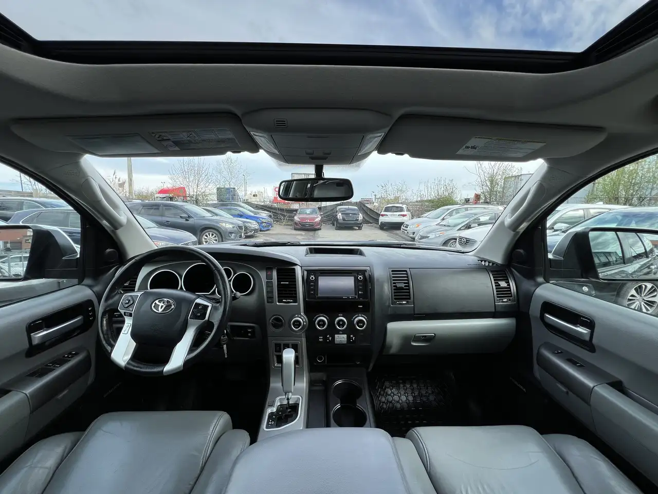 Toyota Sequoia снимка Toyota Sequoia