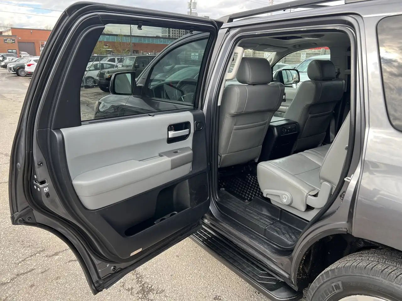 Toyota Sequoia снимка Toyota Sequoia