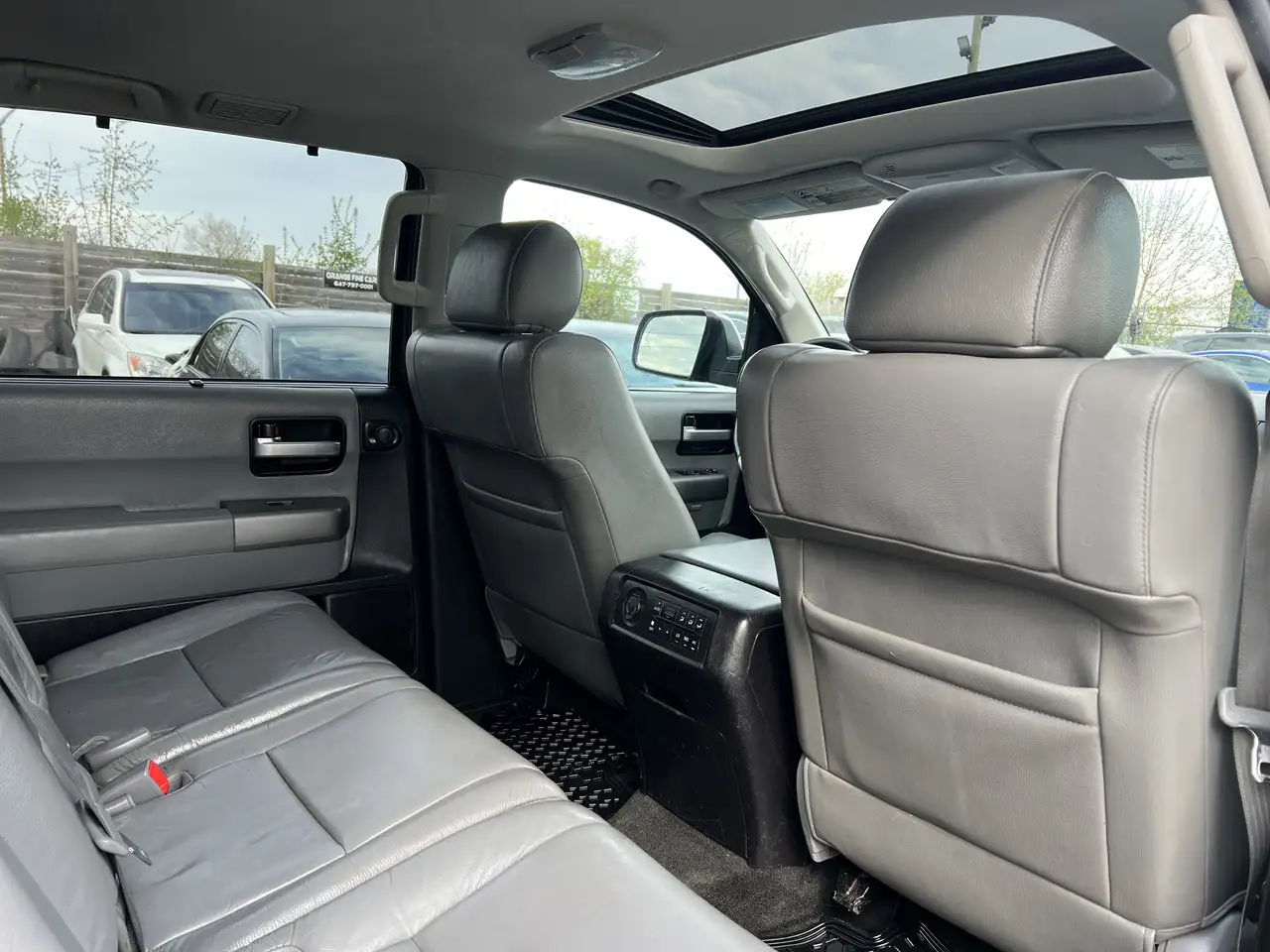 Toyota Sequoia снимка Toyota Sequoia