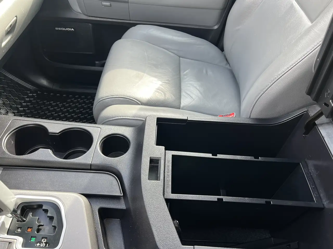 Toyota Sequoia снимка Toyota Sequoia
