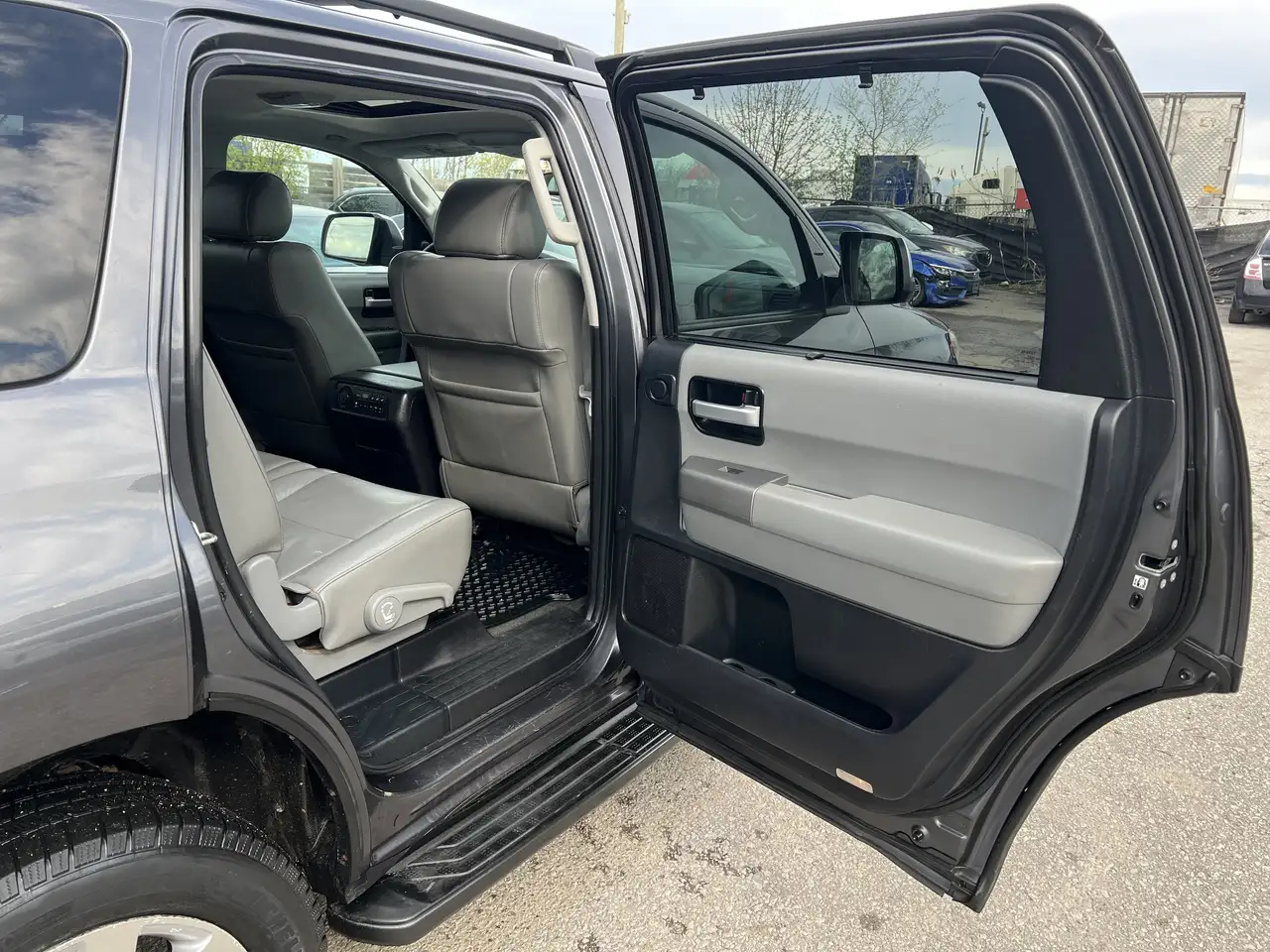 Toyota Sequoia снимка Toyota Sequoia