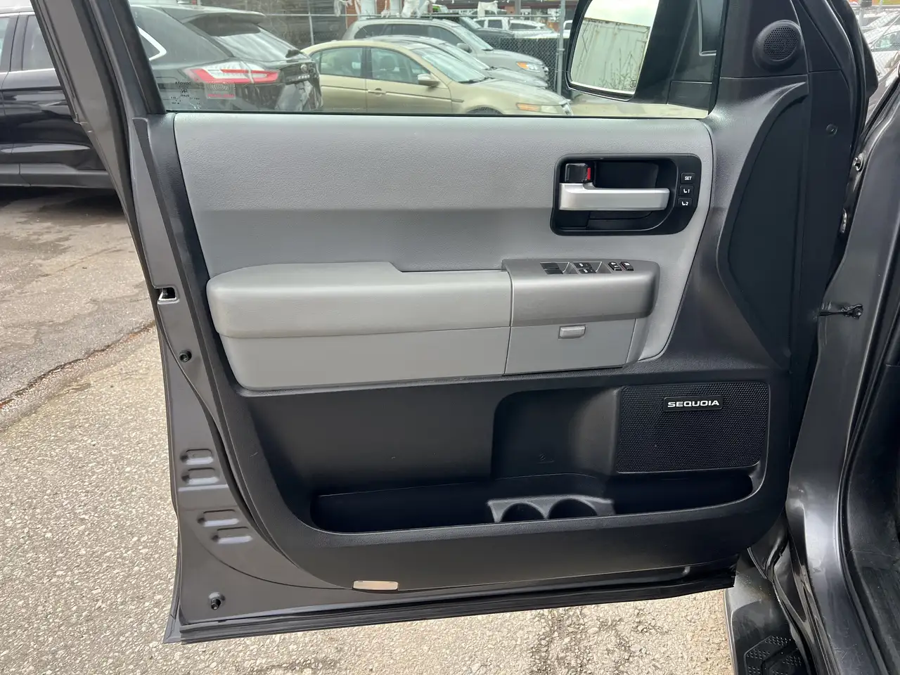 Toyota Sequoia снимка Toyota Sequoia