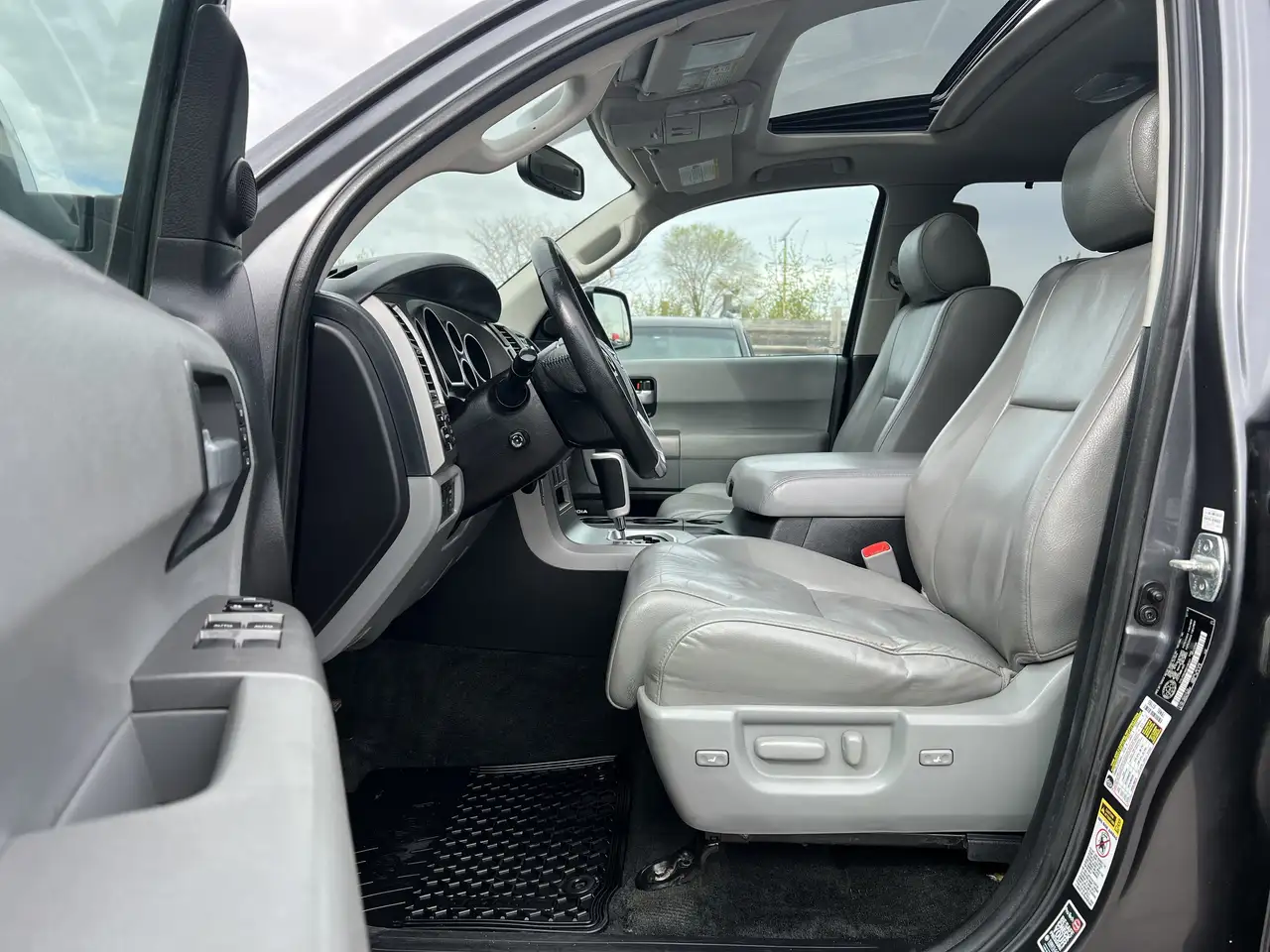 Toyota Sequoia снимка Toyota Sequoia