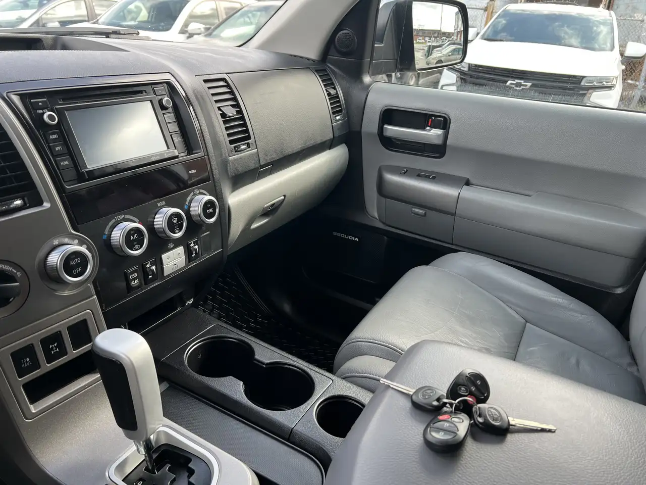 Toyota Sequoia снимка Toyota Sequoia