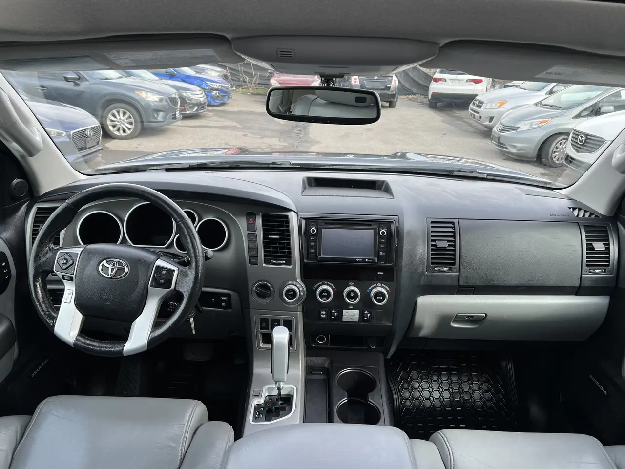 Toyota Sequoia снимка Toyota Sequoia