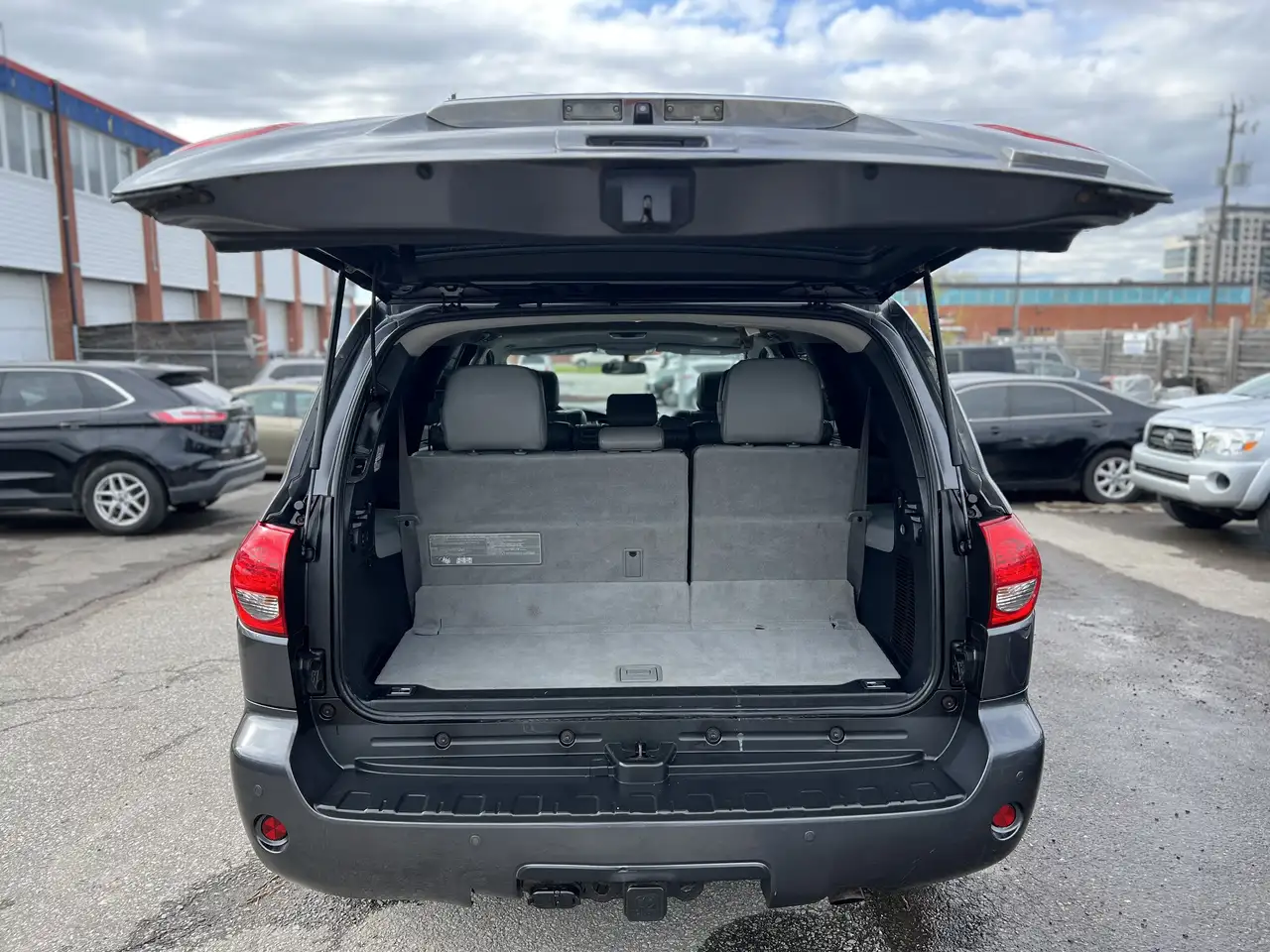 Toyota Sequoia снимка Toyota Sequoia