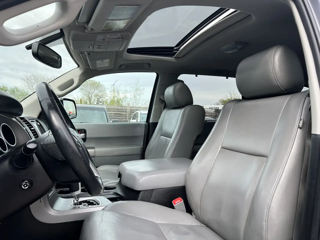 Toyota Sequoia снимка Toyota Sequoia