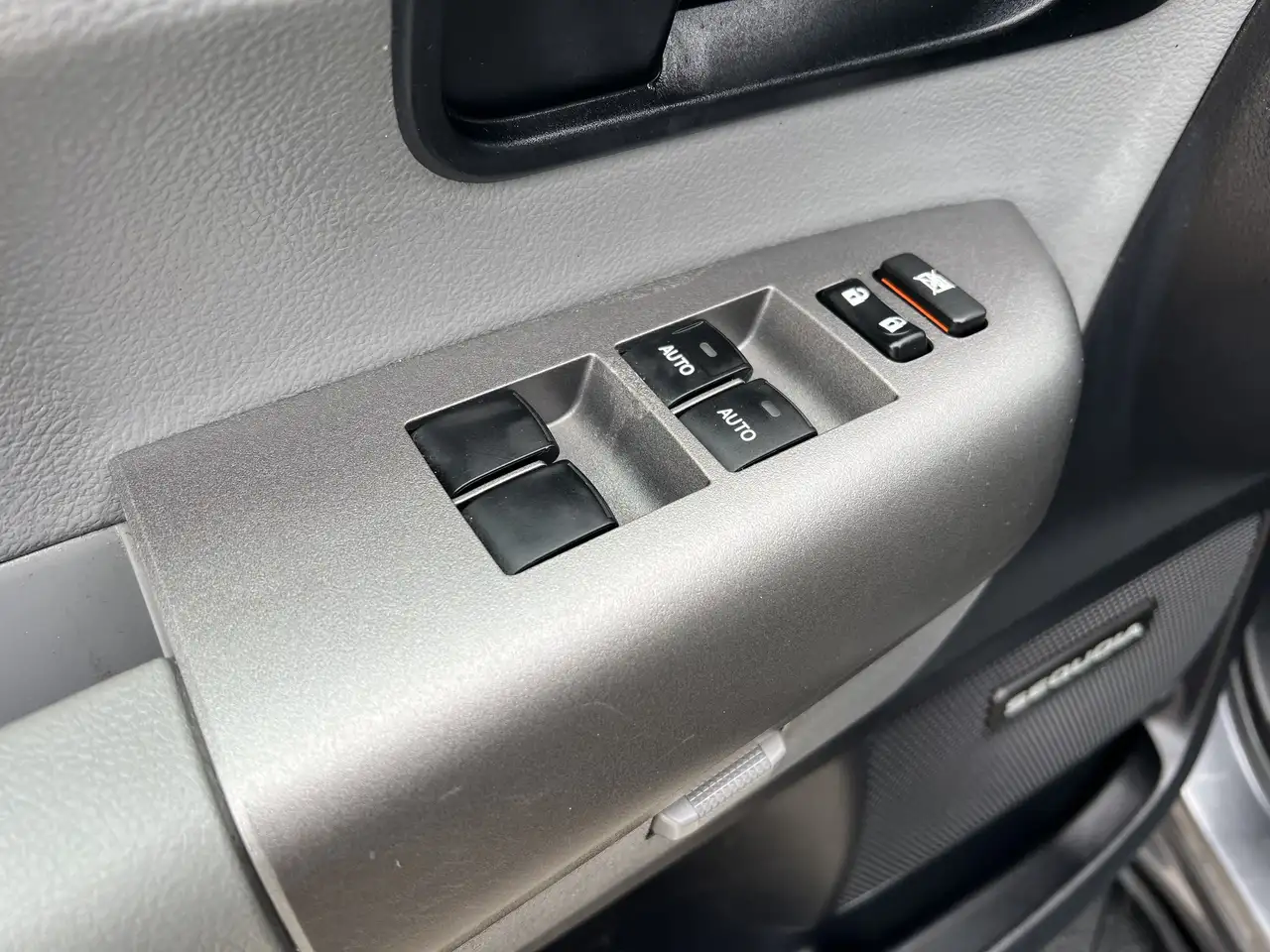 Toyota Sequoia снимка Toyota Sequoia
