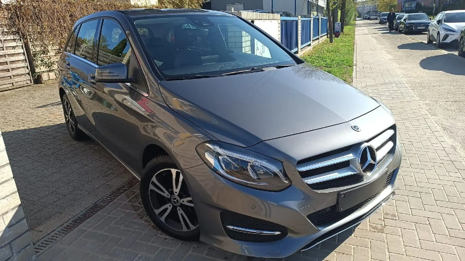 Mercedes-Benz B 180 Autom. Edition Navi TLeder CAM  PDC v.h. S&S Grau - 2