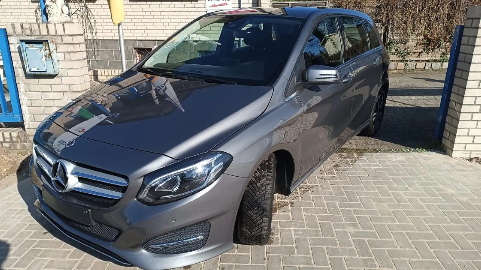 Mercedes-Benz B 180 Autom. Edition Navi TLeder CAM  PDC v.h. S&S Grau - 1