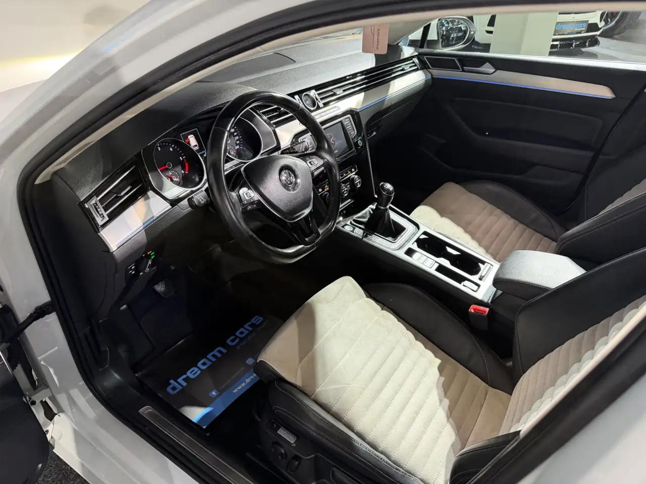 Volkswagen Passat Variant Highline / PANO / LED / ALCANTARA Bild 20