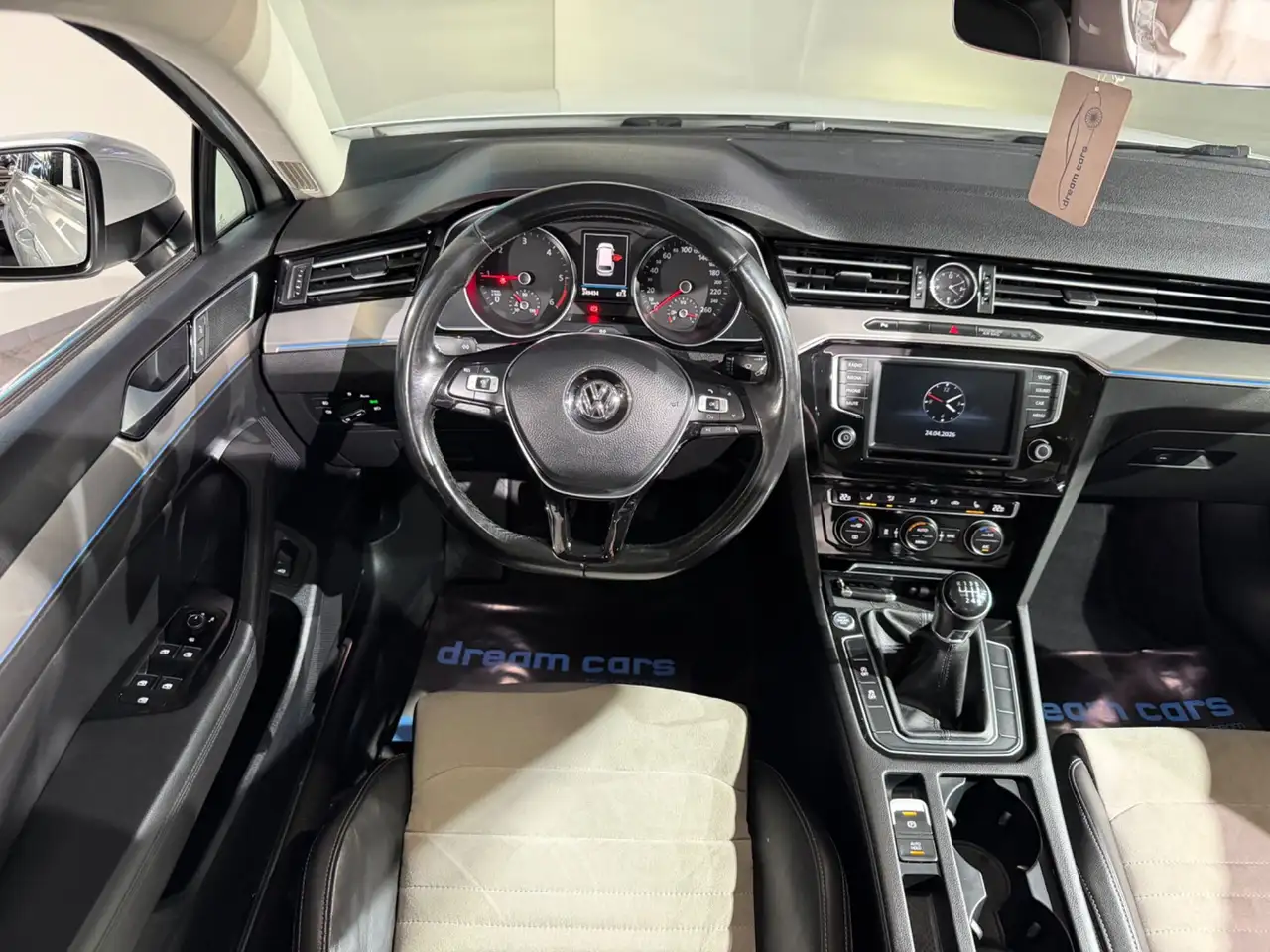 Volkswagen Passat Variant Highline / PANO / LED / ALCANTARA Bild 19