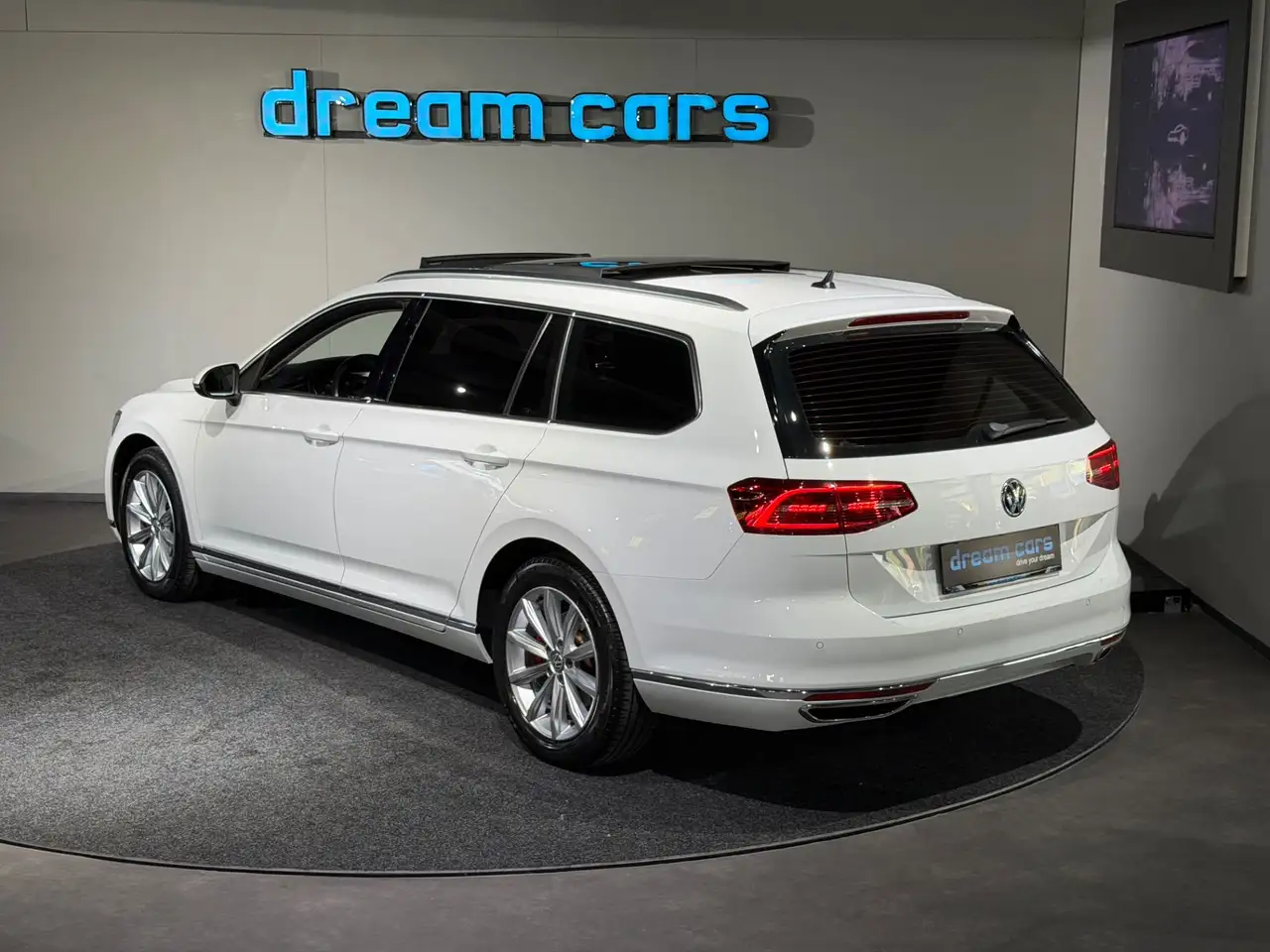 Volkswagen Passat Variant Highline / PANO / LED / ALCANTARA Bild 16