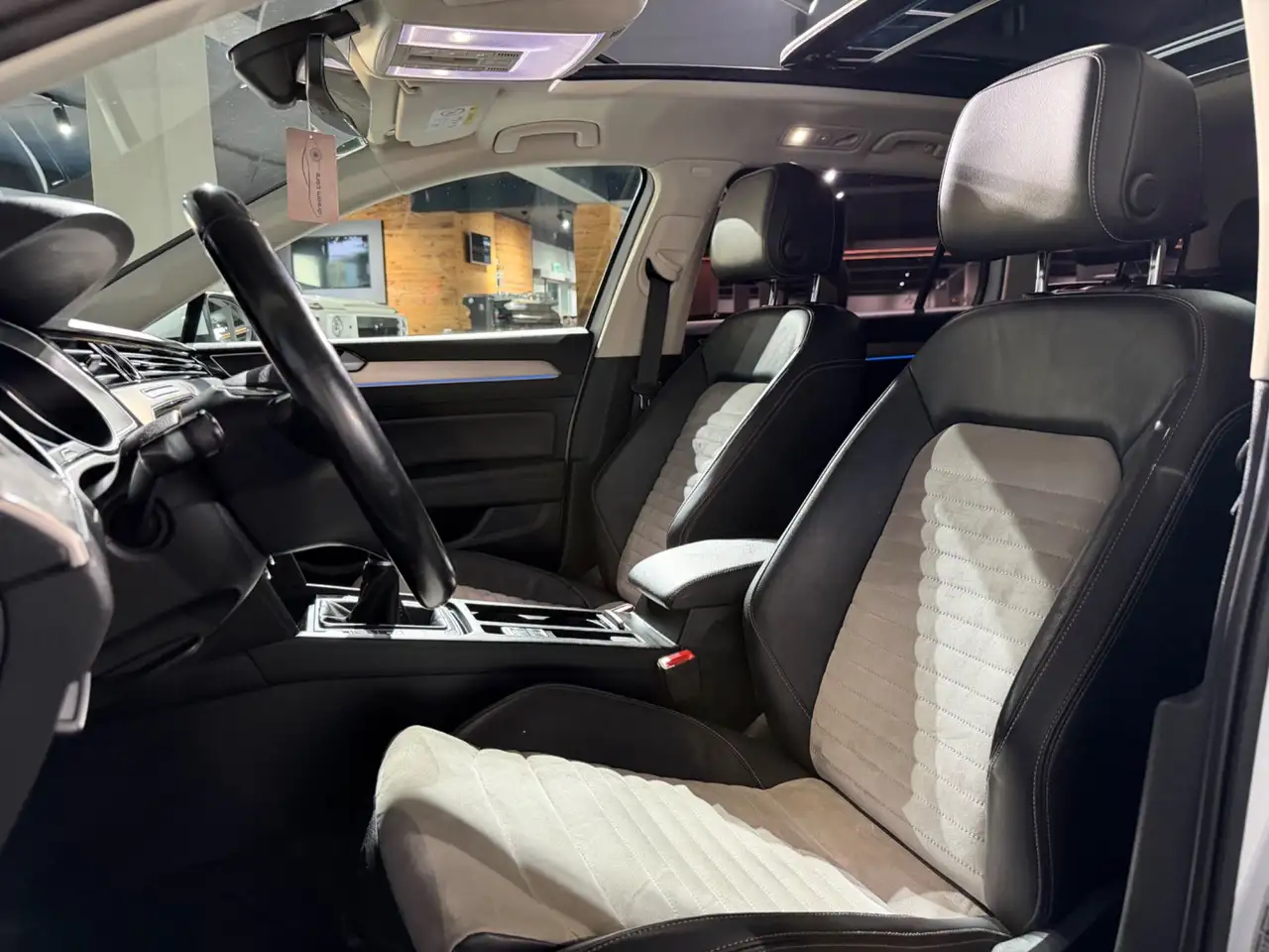 Volkswagen Passat Variant Highline / PANO / LED / ALCANTARA Bild 25