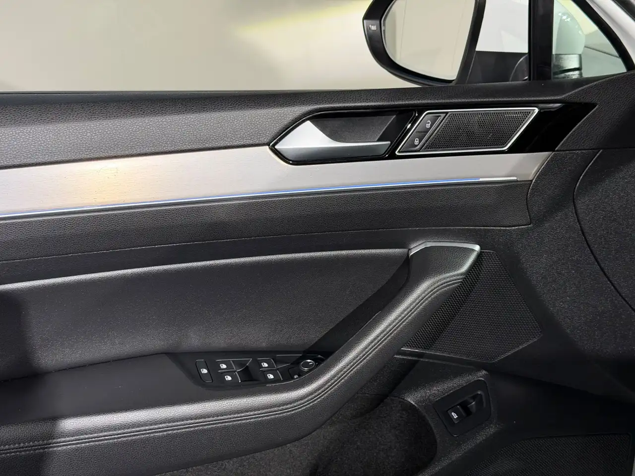 Volkswagen Passat Variant Highline / PANO / LED / ALCANTARA Bild 22
