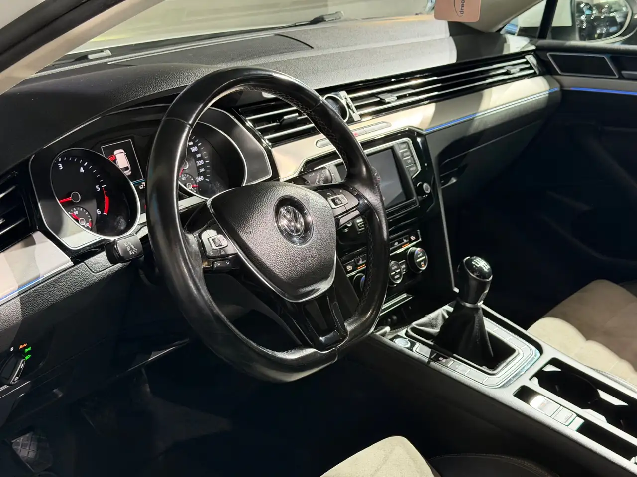 Volkswagen Passat Variant Highline / PANO / LED / ALCANTARA Bild 21
