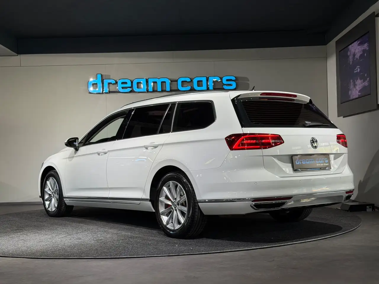Volkswagen Passat Variant Highline / PANO / LED / ALCANTARA Bild 3