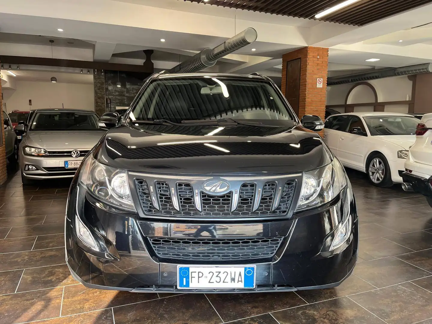 Mahindra XUV500 XUV 500 2016 2.2 16v W8 fwd 7p.tiM1E6 Schwarz - 2