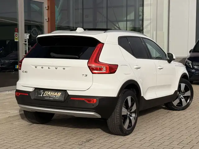 Volvo XC40 view 14