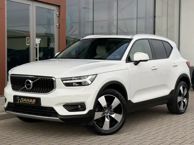 Volvo XC40 view 3