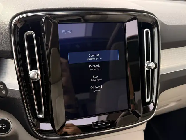 Volvo XC40 view 30