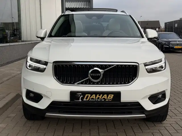Volvo XC40 view 11