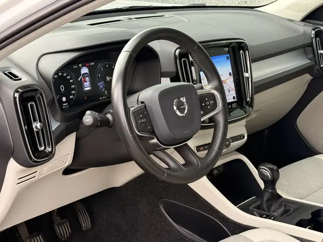 Volvo XC40 view 2