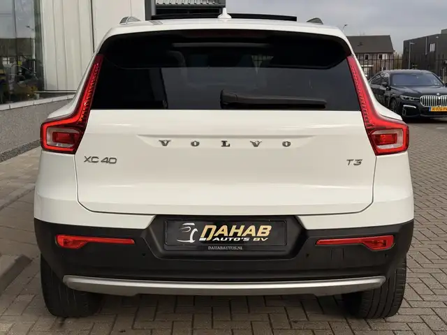 Volvo XC40 view 16
