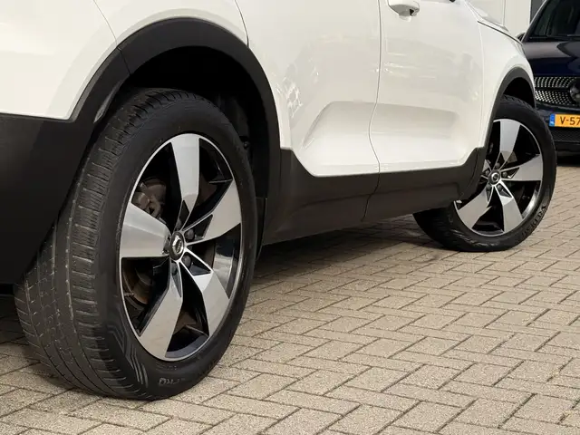 Volvo XC40 view 15