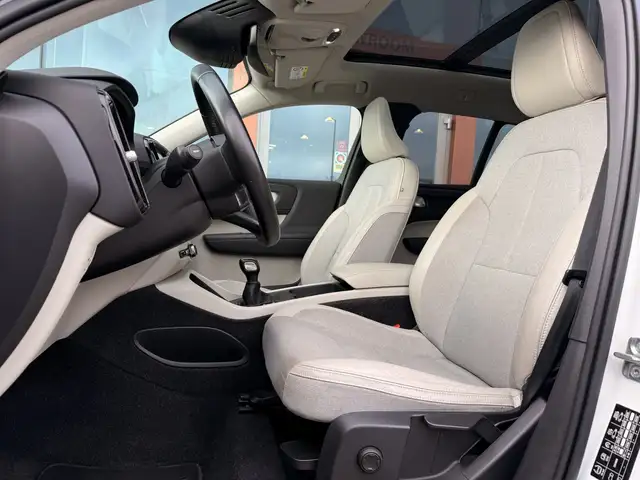 Volvo XC40 view 4