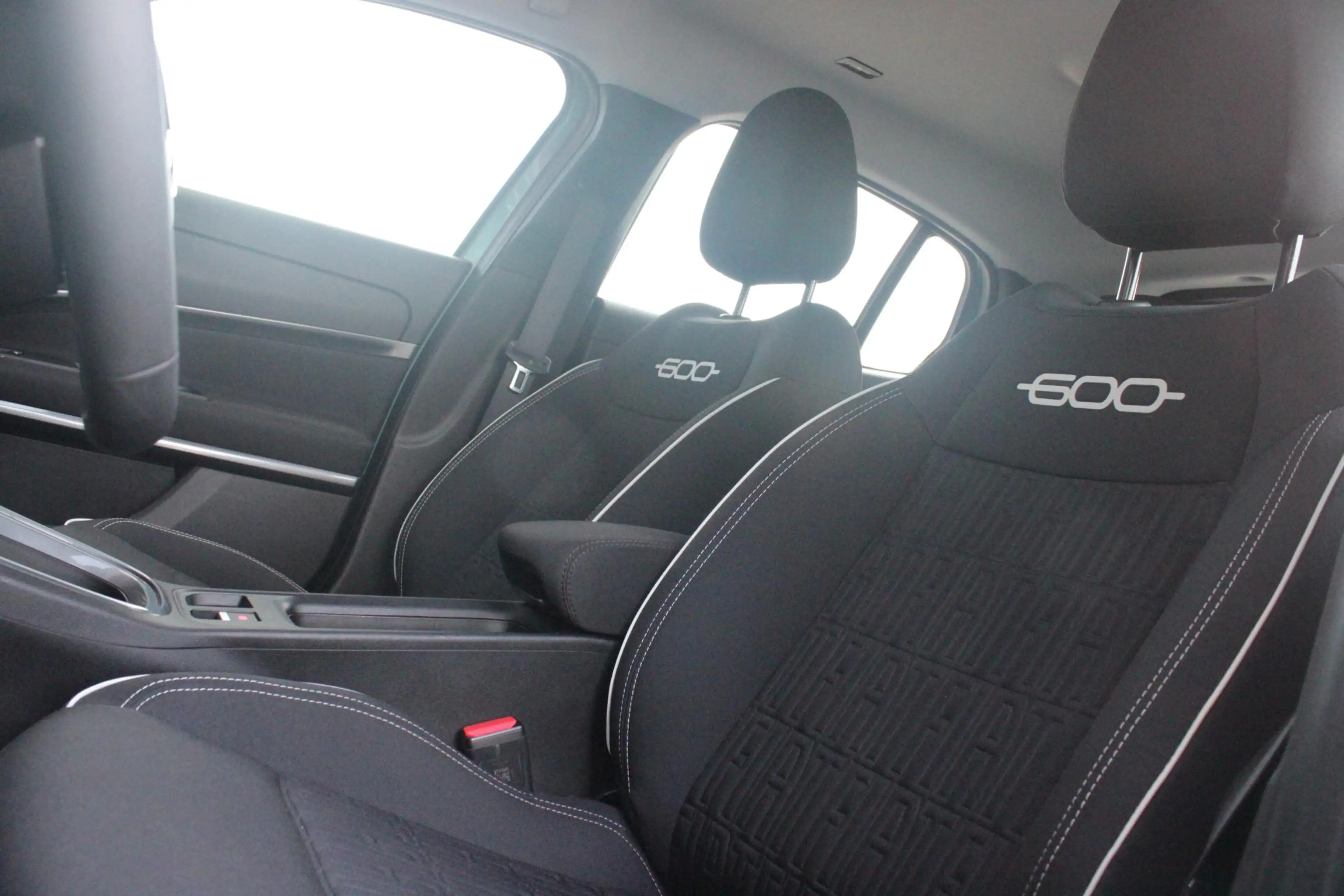 Fiat 600 1.2 110PK Hybrid AUTOMAAT POP | WINTER PACK: VERWA — photo 2