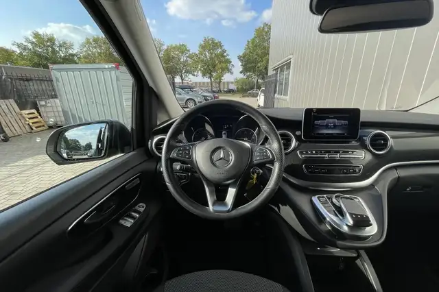 Mercedes-Benz V-Class view 13