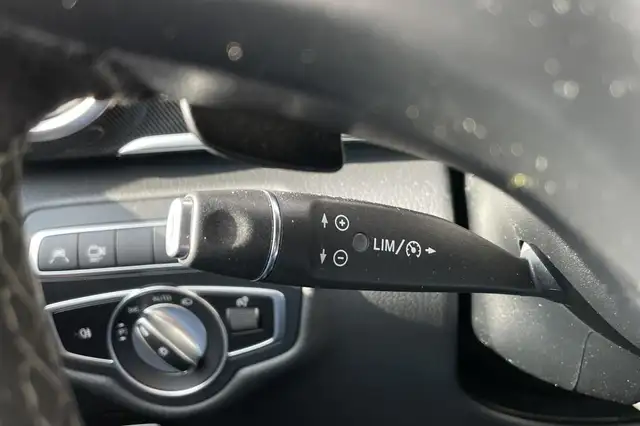 Mercedes-Benz V-Class view 11