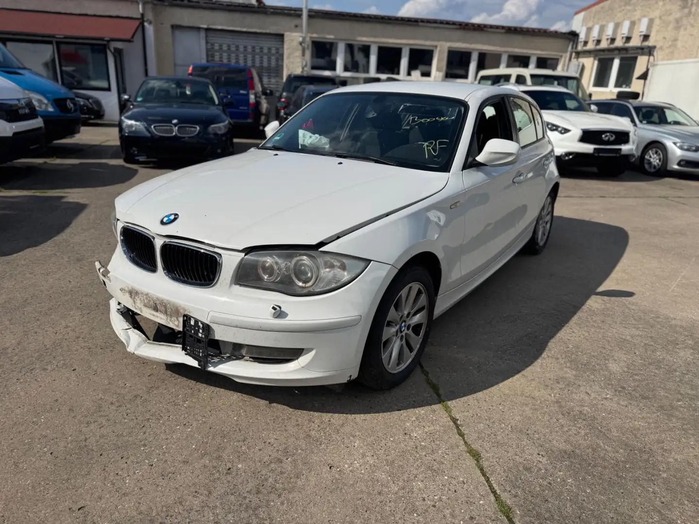 BMW 116 1 Lim. 116d Unfall Fahrbereit Weiß - 1