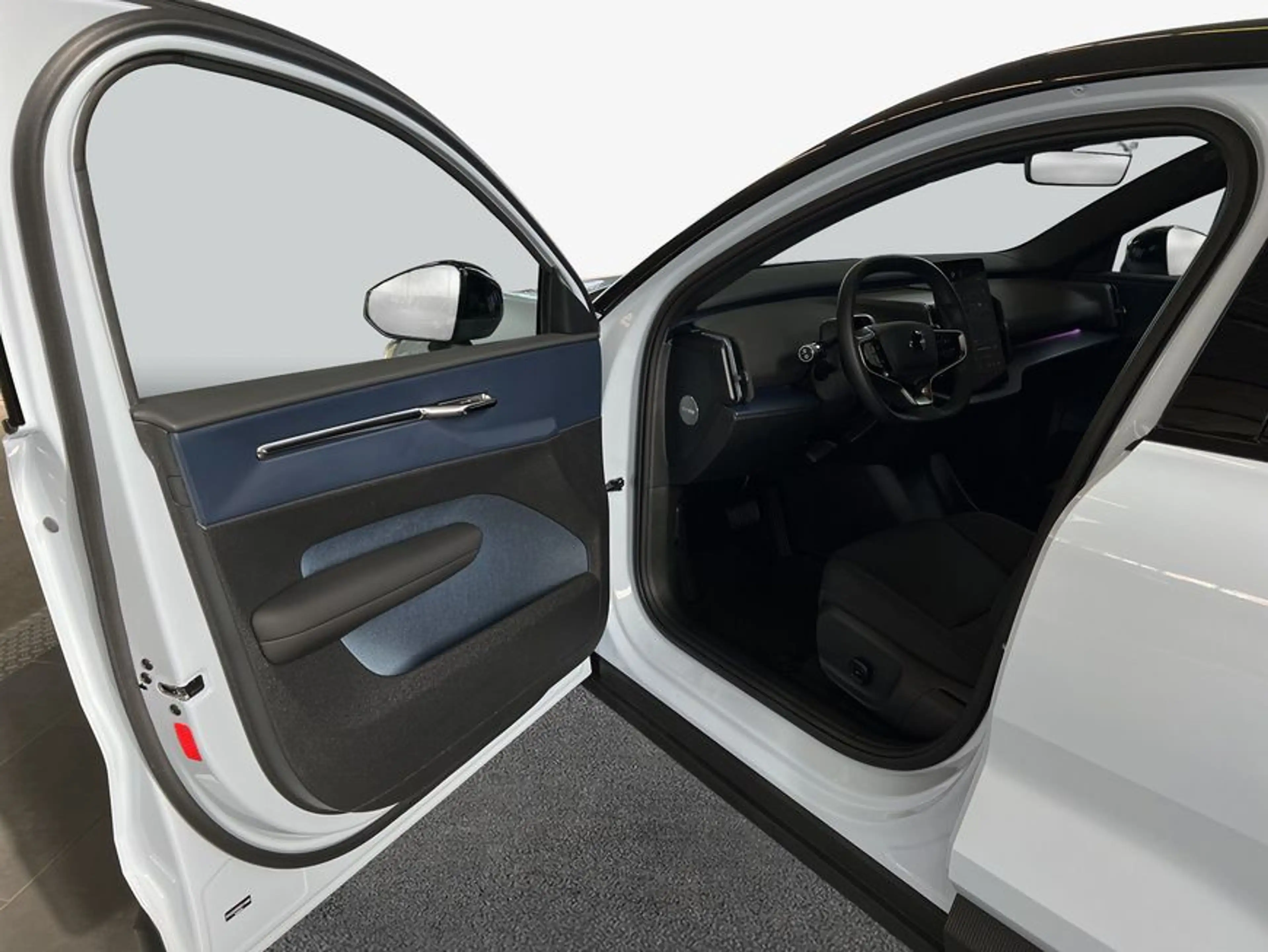 Volvo EX30 Twin-Motor Performance AWD Ultra Park-Assist- — photo 10
