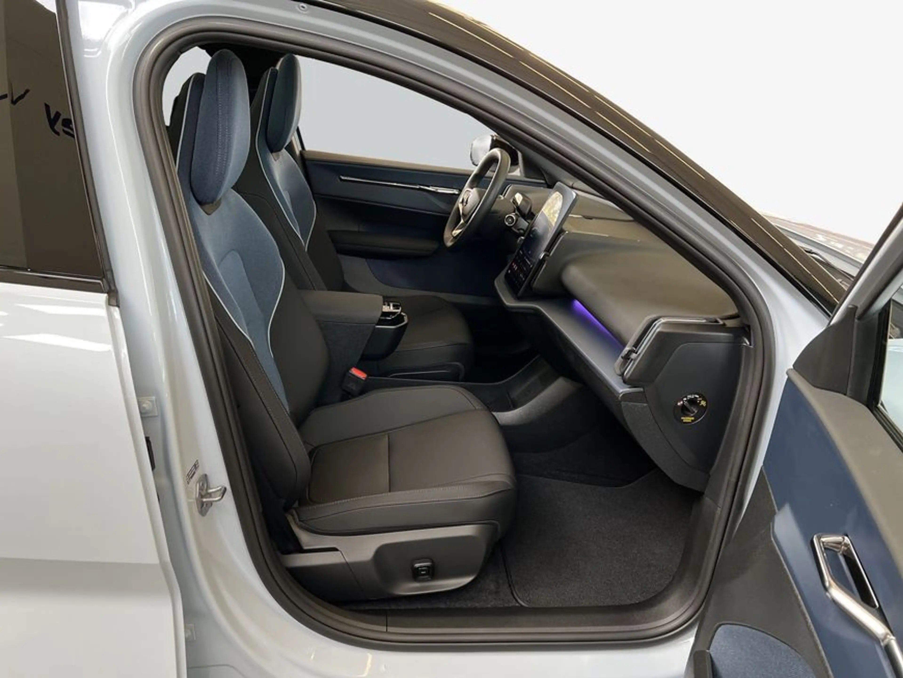 Volvo EX30 Twin-Motor Performance AWD Ultra Park-Assist- — photo 13