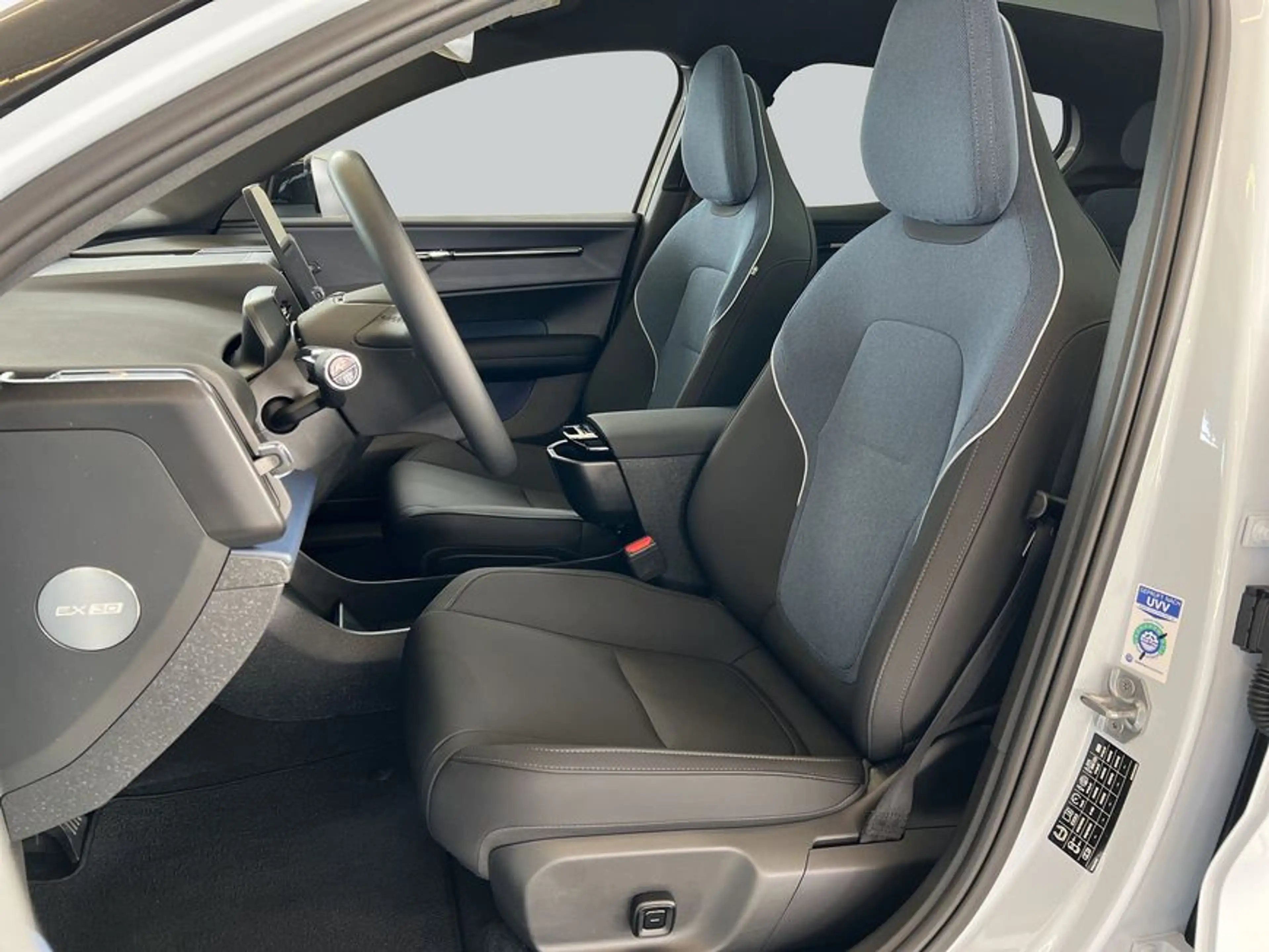 Volvo EX30 Twin-Motor Performance AWD Ultra Park-Assist- — photo 11